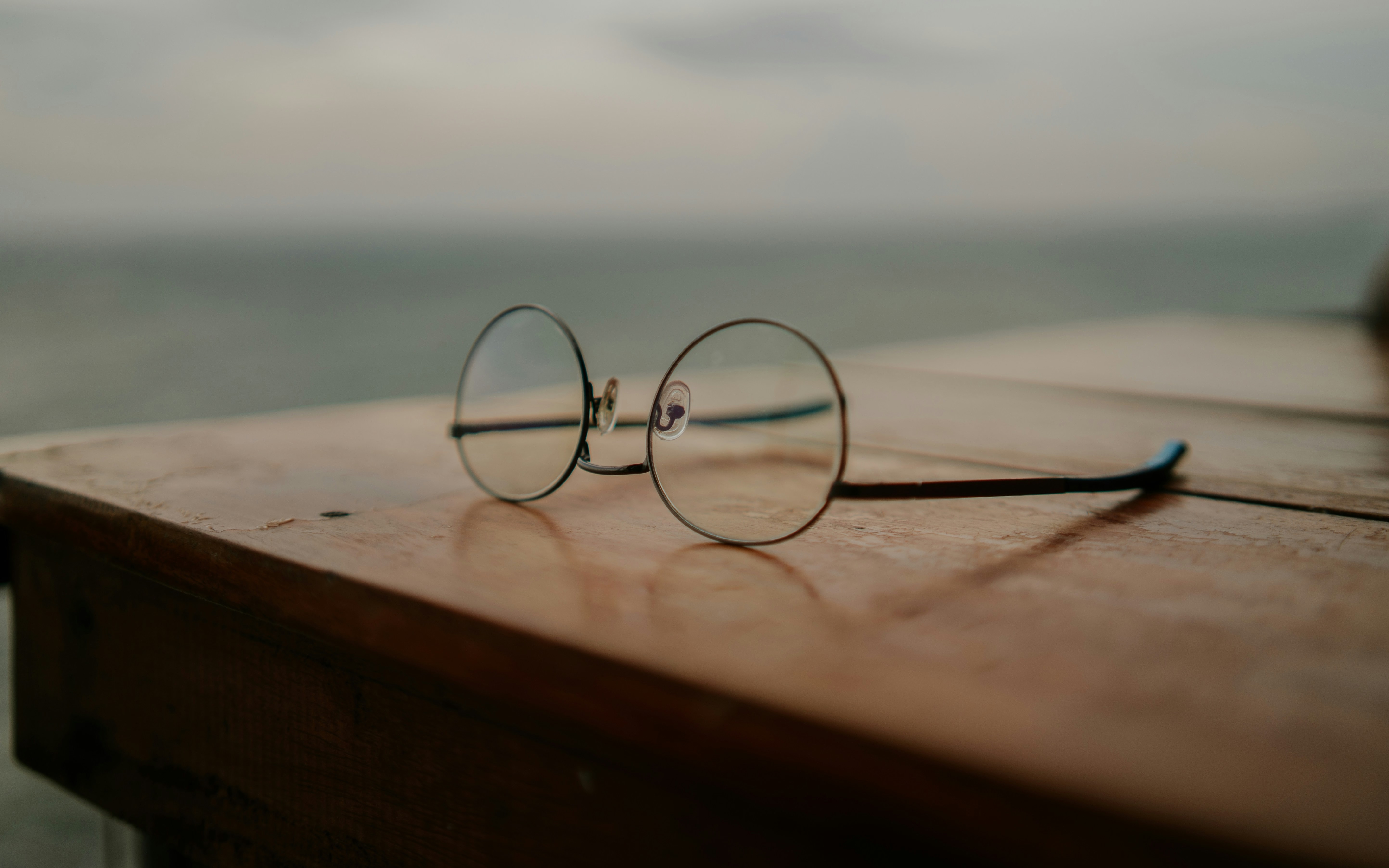 Une paire de lunettes laissée dehors