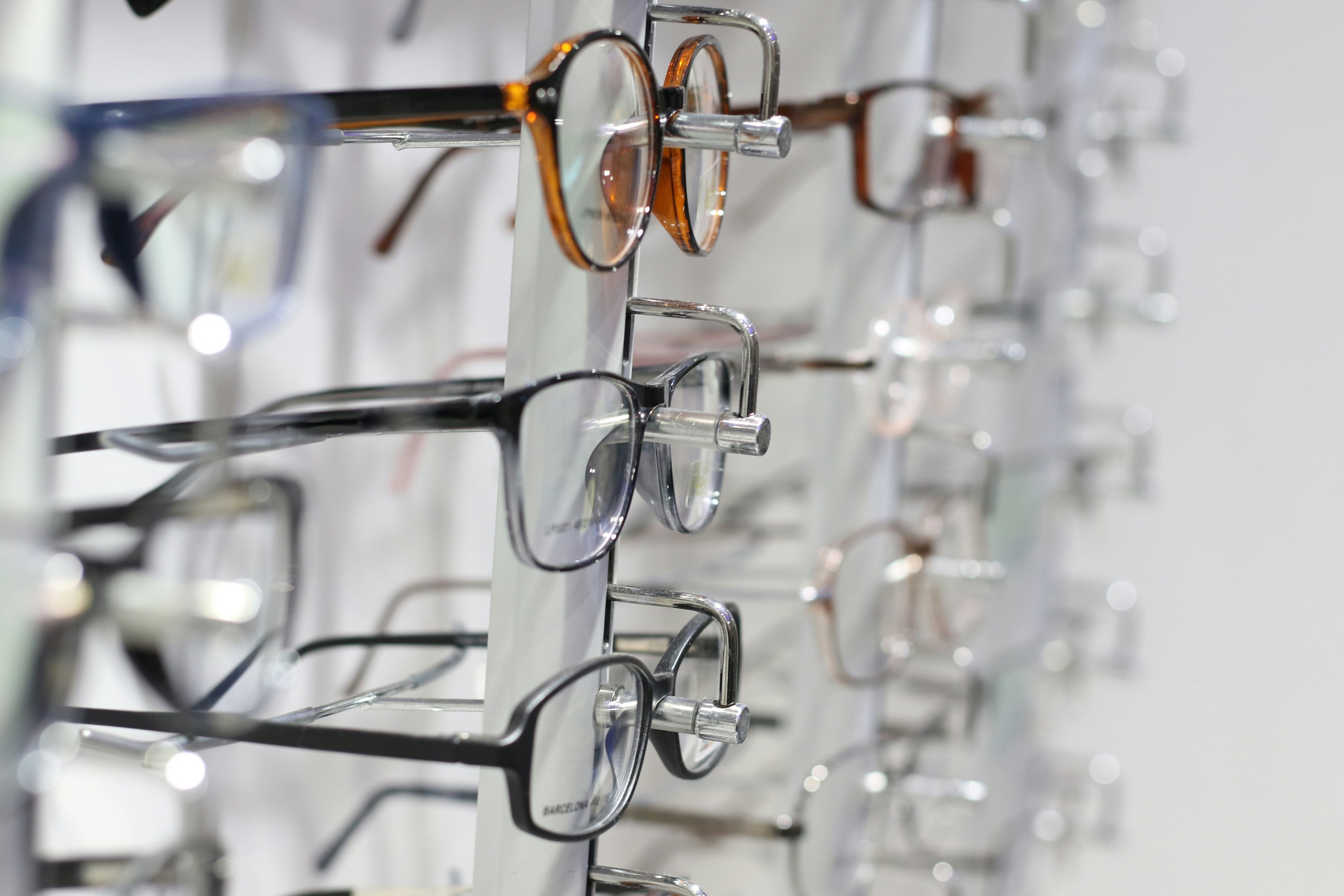 Lunettes présentées chez un opticien